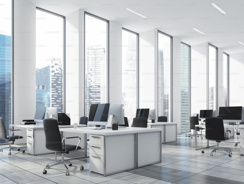 Espace de bureau moderne au Luxembourg avec une lumière naturelle abondante et un mobilier élégant, représentant un environnement de travail professionnel et accueillant