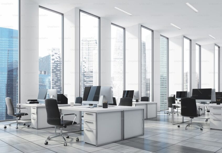Vous Pensez à Louer un Bureau au Luxembourg ? Voici Ce Que Vous Devez Savoir 1 Espace de bureau moderne au Luxembourg avec une lumière naturelle abondante et un mobilier élégant, représentant un environnement de travail professionnel et accueillant